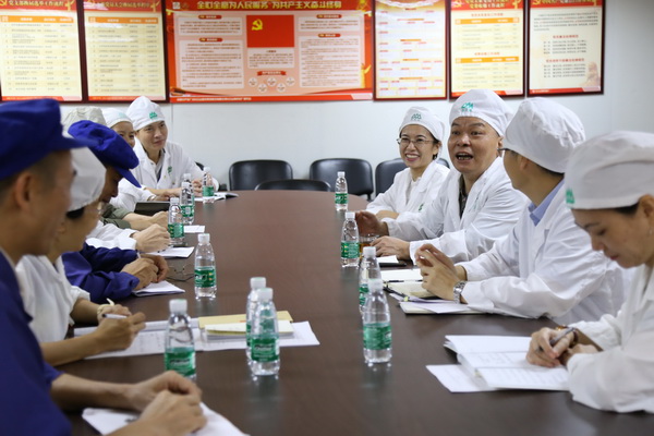 迎“七一”送温暖，，，，，，，，36365官网开展走访慰问党员事情