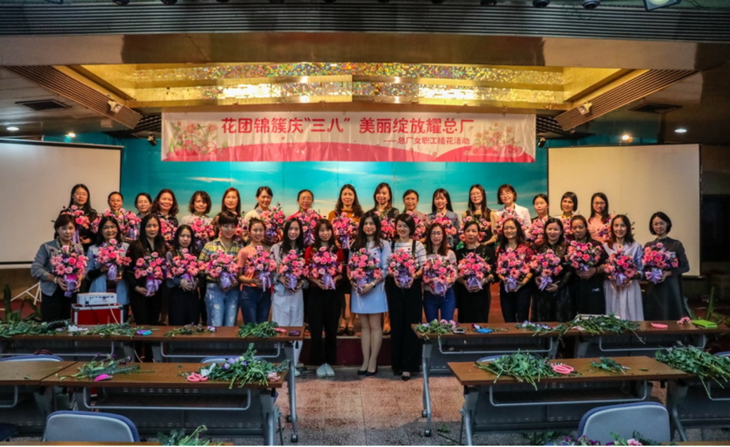五彩缤纷庆“三八” 漂亮绽放耀总厂  ——36365官网插花运动