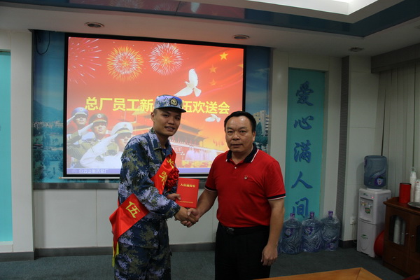 情系国防爱国拥军— 36365官网慰问服兵役员工吴卫东