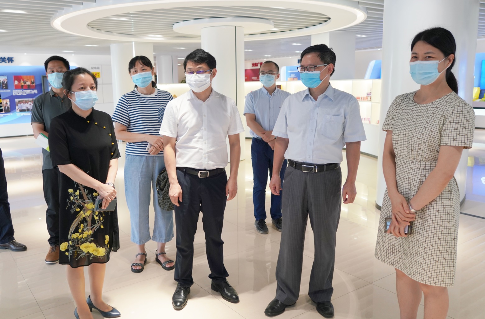 广州市工信局副局长张建华一行到广药集团36365官网调研