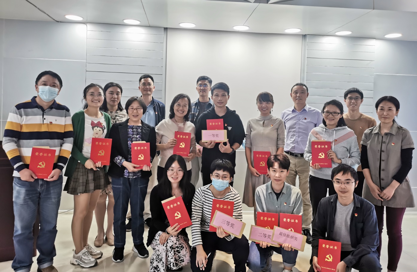 弘扬古板，，，，，，誊写青春——立异研发中心党支部举行“硬笔书法”角逐