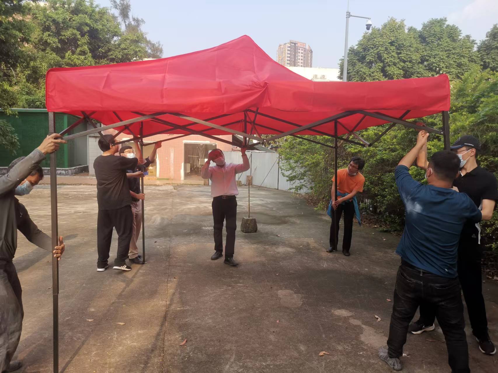 用爱心和温暖筑起顽强防地—— 第六党支部第二小组疫情防控在行动